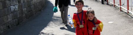 Les enfants sont très fiers de leur médaille